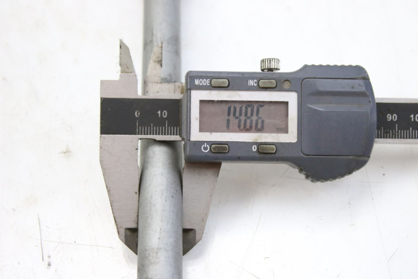 photo de AXE ROUE AVANT HONDA FES S-WING SWING ABS 125 (2007 - 2015) - Gros plan technique