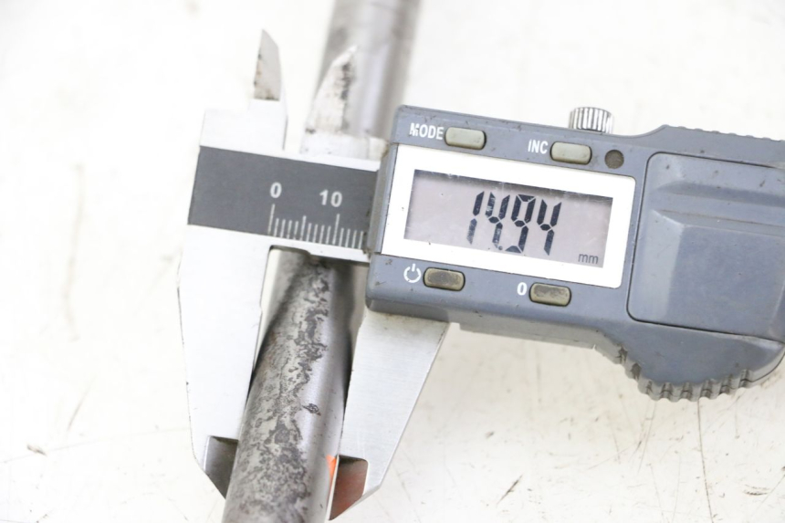 photo de AXE ROUE AVANT YAMAHA FJ 36Y 1100 (1984 - 1985) - Autre angle de vue