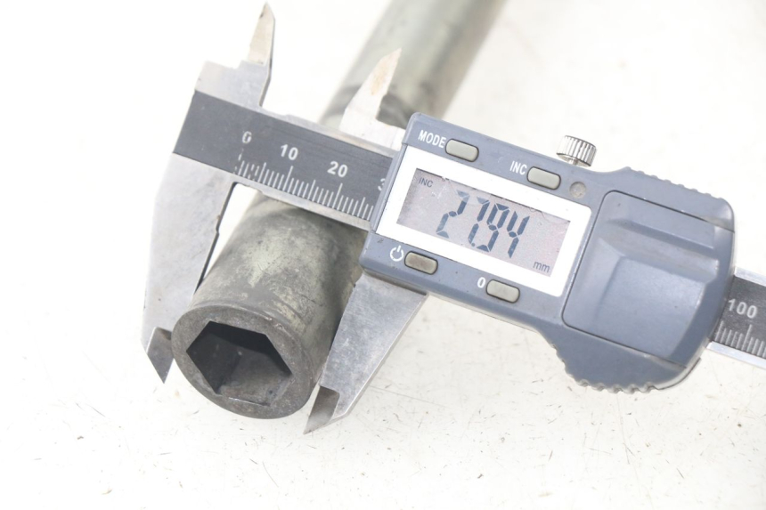 photo de AXE ROUE AVANT YAMAHA FJR ABS 1300 (2006 - 2012) - Autre angle de vue