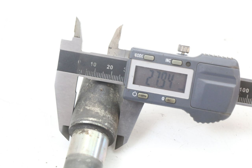 photo de AXE ROUE AVANT YAMAHA FJR ABS 1300 (2006 - 2012) - Gros plan technique