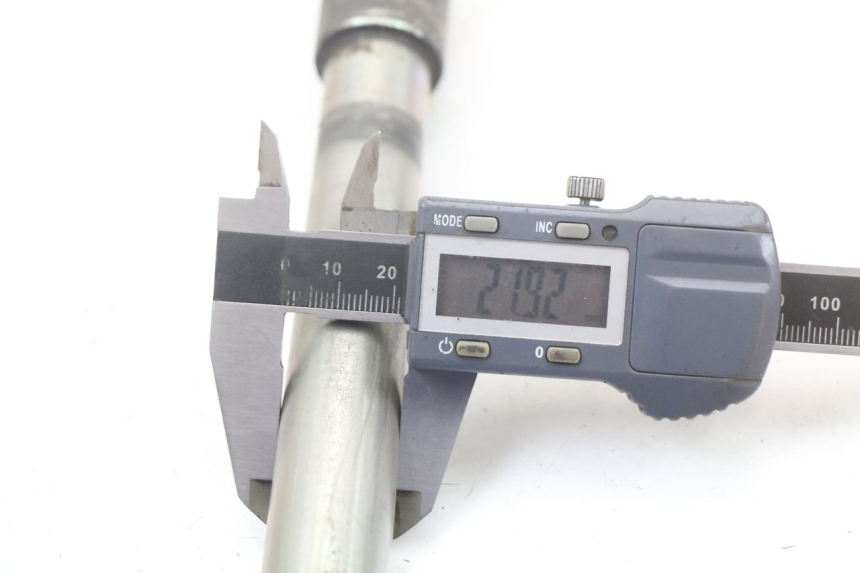 photo de AXE ROUE AVANT YAMAHA FJR ABS 1300 (2006 - 2012) - Vue d’ensemble