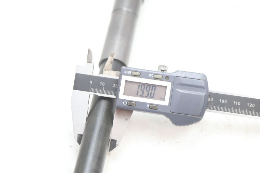 photo de AXE ROUE AVANT YAMAHA FJR 1300 (2001 - 2005) - Vue d’ensemble