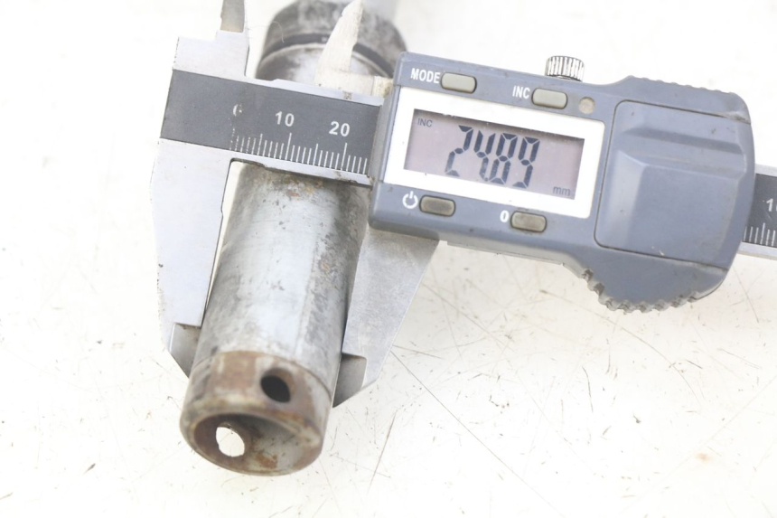 photo de AXE ROUE AVANT HONDA FJS SILVERWING SILVER WING 400 (2009 - 2016) - Détail de la pièce