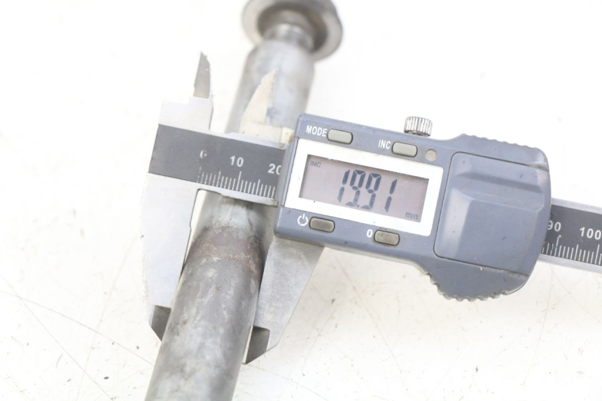 photo de AXE ROUE AVANT HONDA FJS SILVERWING SILVER WING 400 (2009 - 2016) - Zoom état d’usage