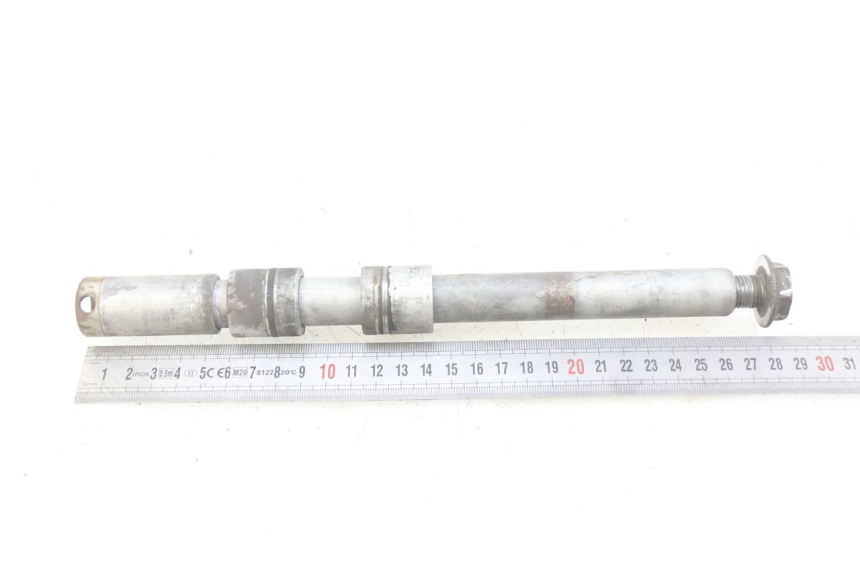 photo de AXE ROUE AVANT HONDA FJS SILVERWING SILVER WING 400 (2009 - 2016) - Gros plan technique