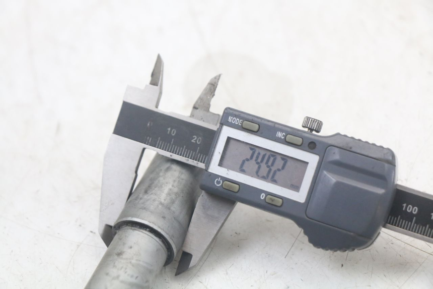 photo de AXE ROUE AVANT HONDA FJS SILVERWING SILVER WING 600 (2001 - 2010) - Autre angle de vue