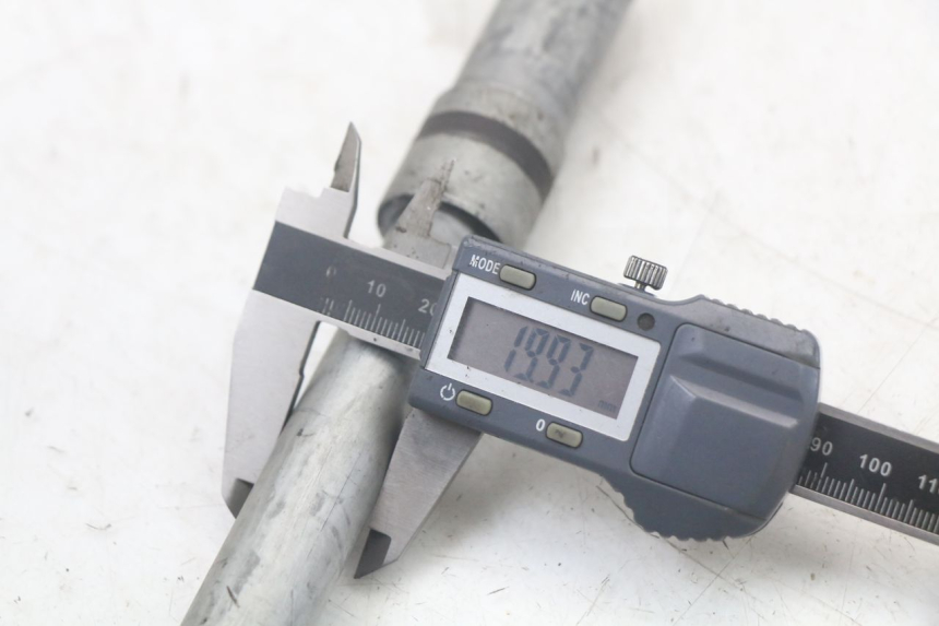 photo de AXE ROUE AVANT HONDA FJS SILVERWING SILVER WING 600 (2001 - 2010) - Gros plan technique