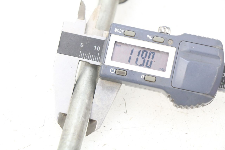 photo de AXE ROUE AVANT MBK FLIPPER 50 (2004 - 2012) - Autre angle de vue