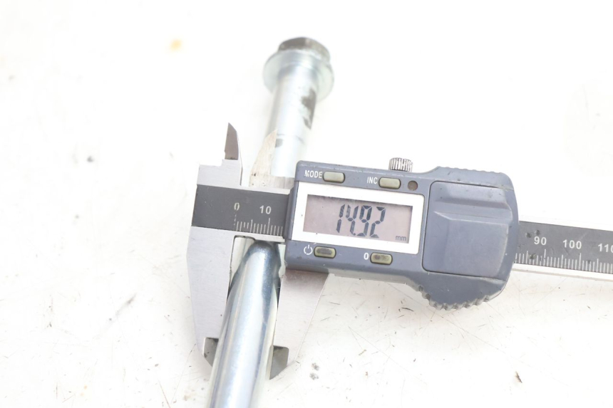photo de AXE ROUE AVANT PIAGGIO FLY 2T 50 (2004 - 2017) - Gros plan technique