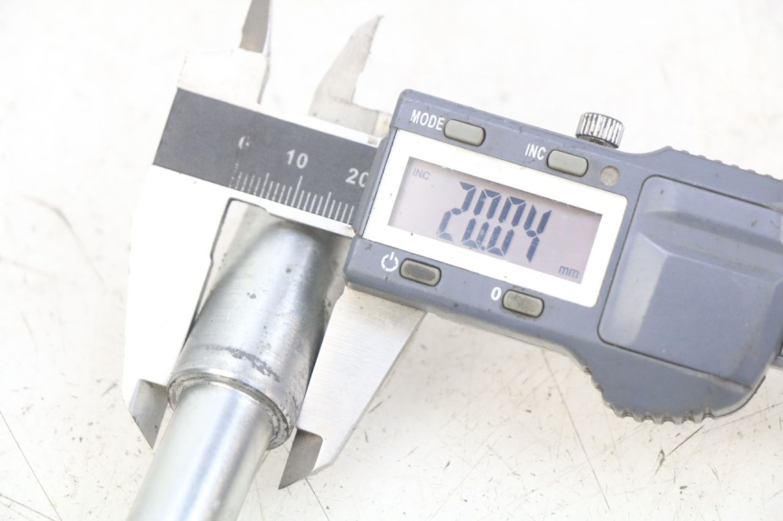 photo de AXE ROUE AVANT PIAGGIO FLY 4T 50 (2013 - 2017) - Détail de la pièce