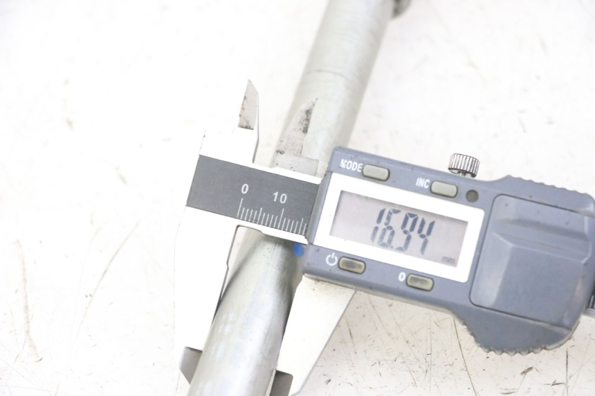 photo de AXE ROUE AVANT HONDA FORZA ABS 300 (2013 - 2017) - Gros plan technique