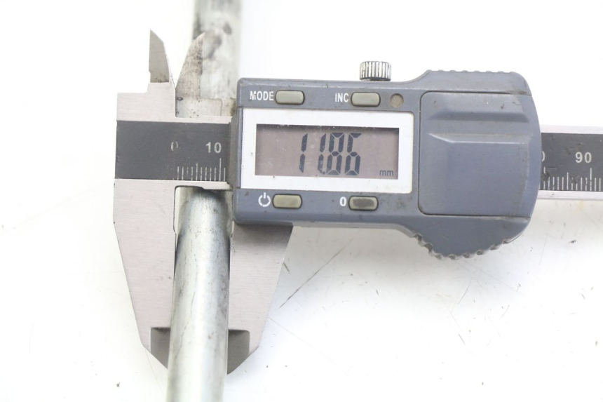 photo de AXE ROUE AVANT HONDA FORZA 125 (2015 - 2016) - Gros plan technique