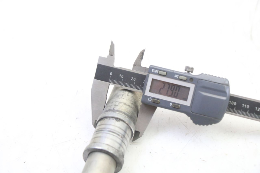 photo de AXE ROUE AVANT YAMAHA FZ6 FAZER S2 600 (2007 - 2011) - Gros plan technique