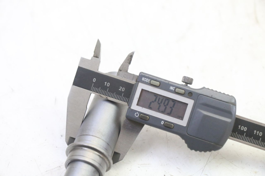 photo de AXE ROUE AVANT BMW G310 R 310 (2016 - 2020) - Gros plan technique