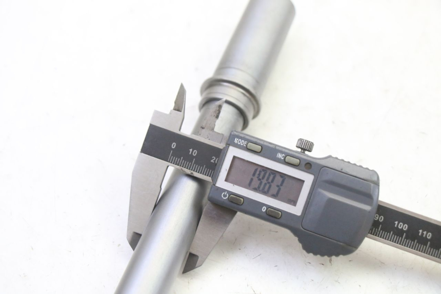 photo de AXE ROUE AVANT BMW G310 R 310 (2016 - 2020) - Vue d’ensemble