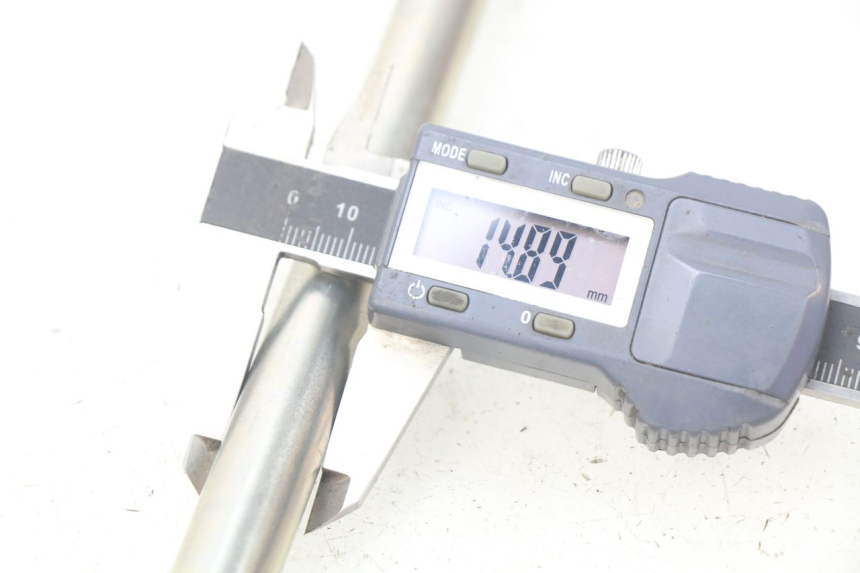 photo de AXE ROUE AVANT PEUGEOT GEOPOLIS 400 (2007 - 2013) - Gros plan technique