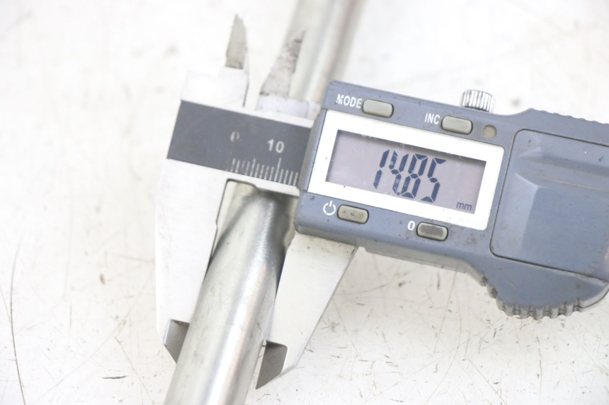 photo de AXE ROUE AVANT PEUGEOT GEOPOLIS RS 125 (2007 - 2009) - Détail de la pièce