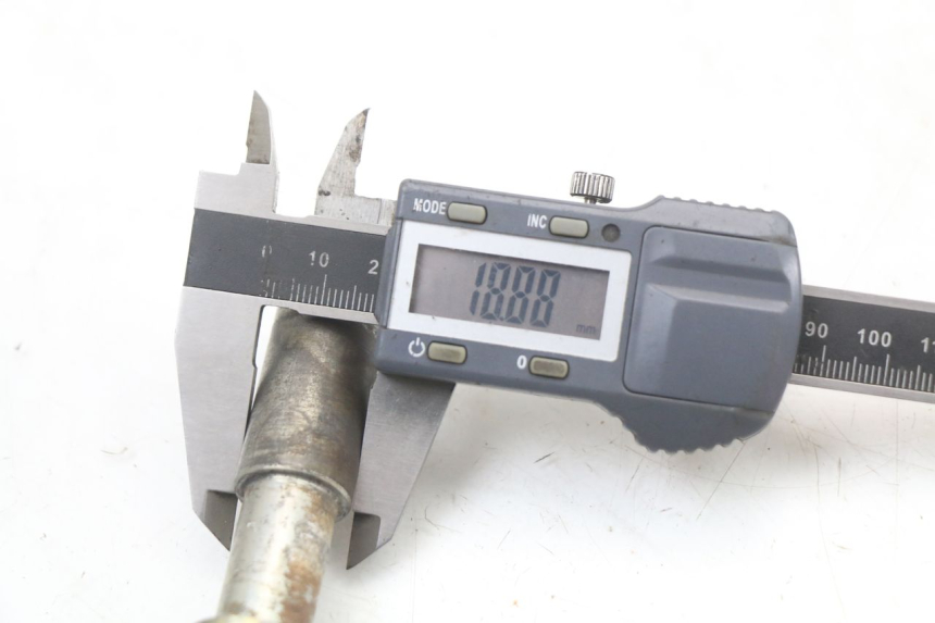 photo de AXE ROUE AVANT PEUGEOT GEOPOLIS RS 125 (2007 - 2009) - Gros plan technique