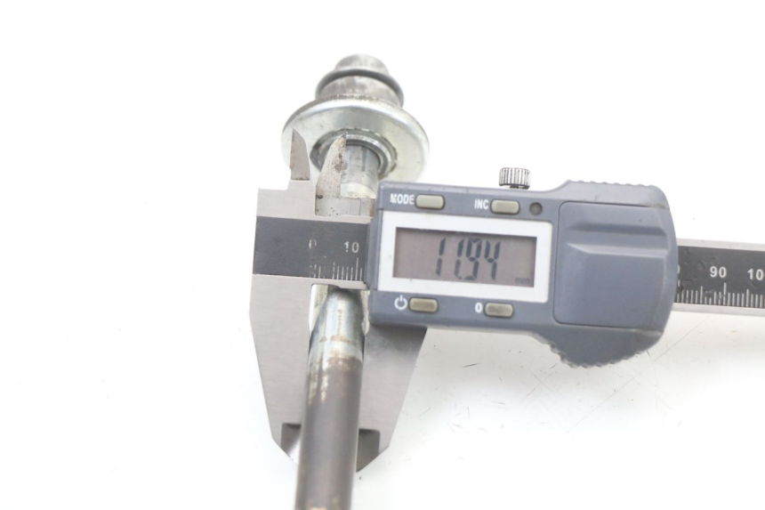 photo de Front wheel axle HYOSUNG GF 125 (2001 - 2005) - Autre angle de vue