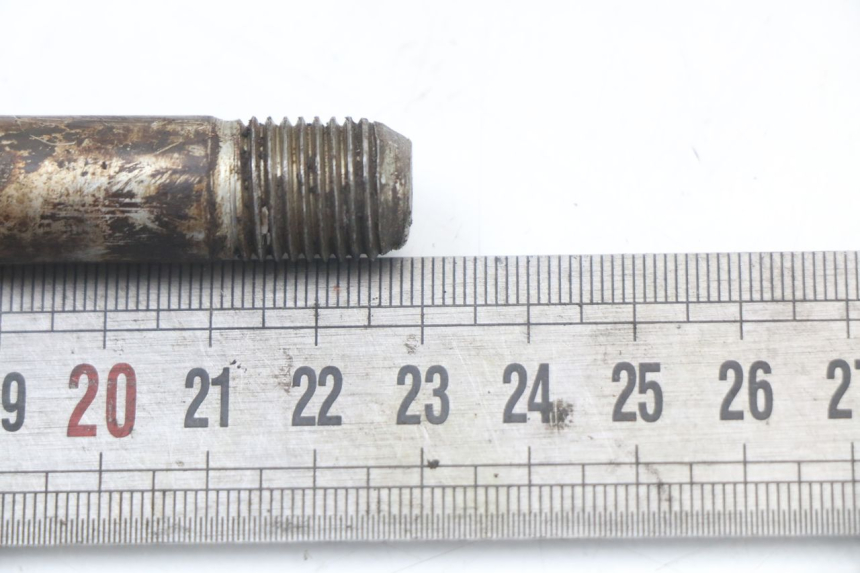 photo de AXE ROUE AVANT SUZUKI GN 125 (1997 - 2000) - Zoom état d’usage