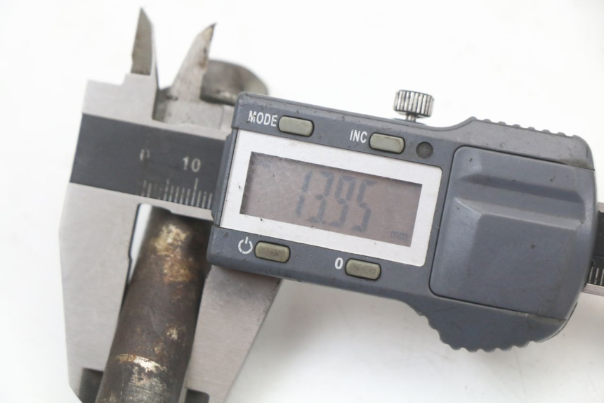 photo de AXE ROUE AVANT SUZUKI GN 125 (1997 - 2000) - Autre angle de vue