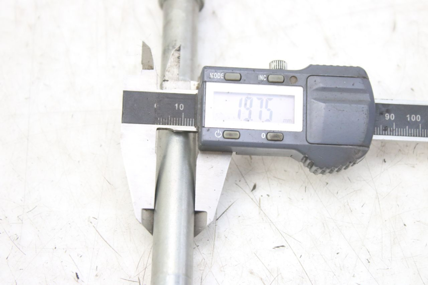 photo de AXE ROUE AVANT DERBI GPR 50 (2004 - 2009) - Zoom état d’usage