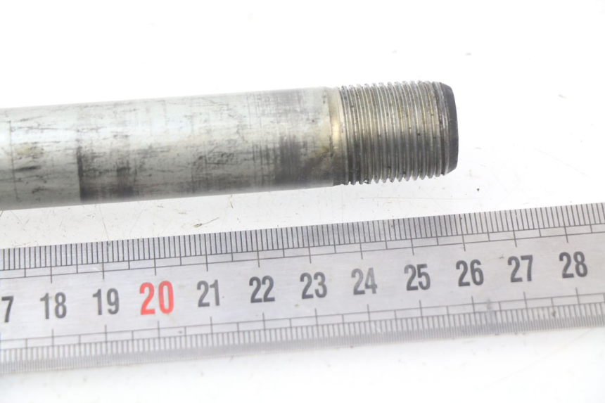 photo de AXE ROUE AVANT SUZUKI GSF N BANDIT 1200 (1996 - 1999) - Détail de la pièce