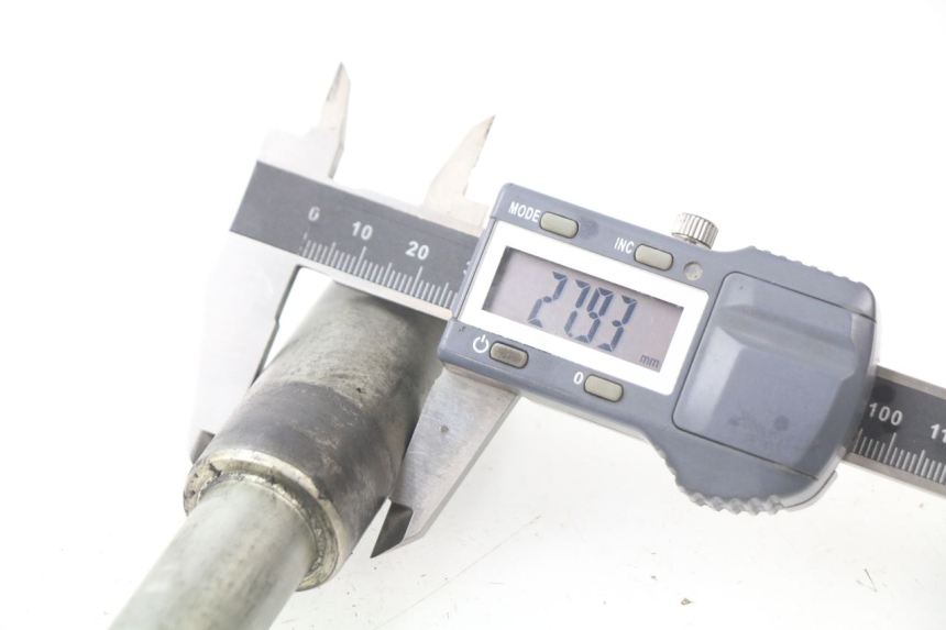 photo de AXE ROUE AVANT SUZUKI GSF N BANDIT 1200 (1996 - 1999) - Autre angle de vue