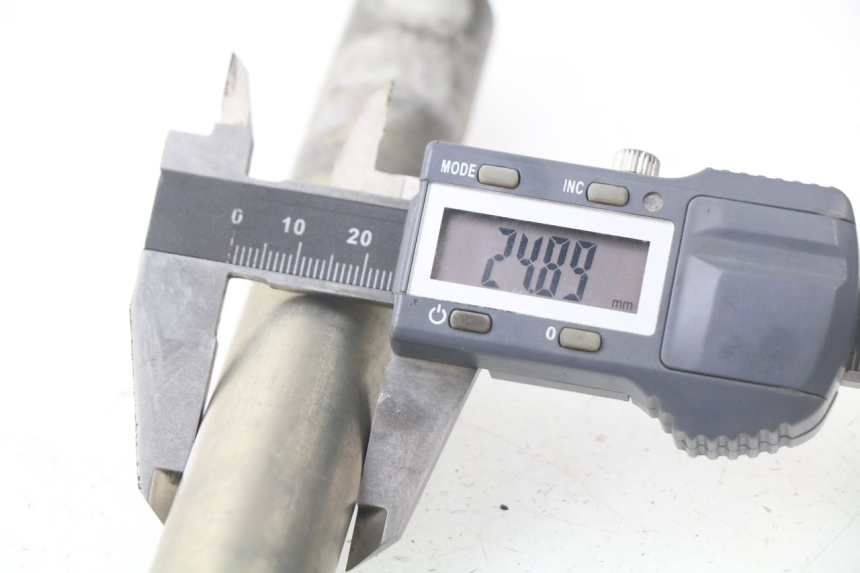 photo de AXE ROUE AVANT SUZUKI GSX-R GSXR 600 (2008 - 2010) - Gros plan technique