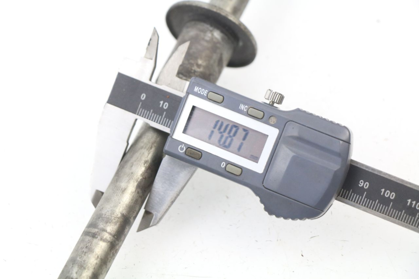 photo de AXE ROUE AVANT SUZUKI GSXF GSX F 600 (1988 - 1997) - Zoom état d’usage