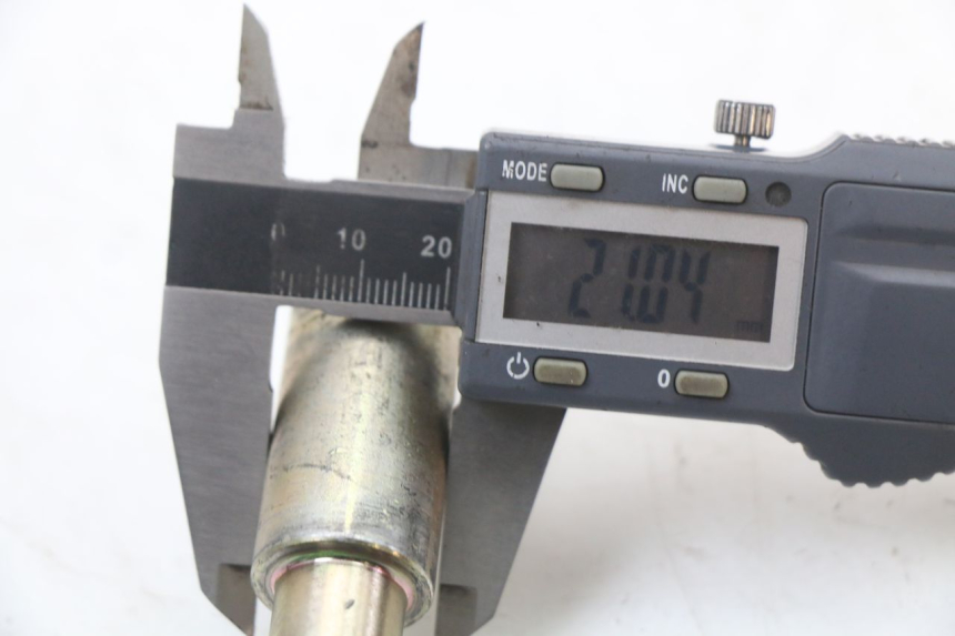 photo de AXE ROUE AVANT HYOSUNG GTR 125 (2006 - 2008) - Autre angle de vue