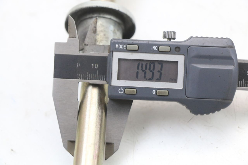 photo de AXE ROUE AVANT HYOSUNG GTR 125 (2006 - 2008) - Gros plan technique