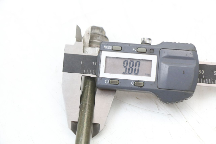 photo de AXE ROUE AVANT EUROCKA GTR 50 (2007 - 2017) - Autre angle de vue