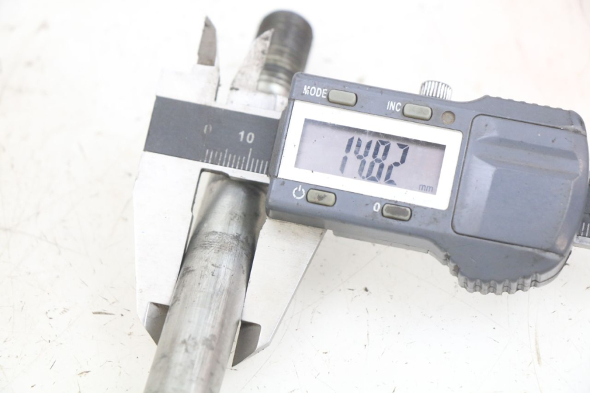 photo de AXE ROUE AVANT SYM GTS EFI 125 (2012 - 2016) - Gros plan technique