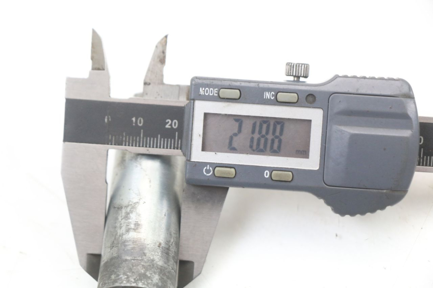 photo de AXE ROUE AVANT SUZUKI GZ MARAUDER 125 (1998 - 2004) - Autre angle de vue