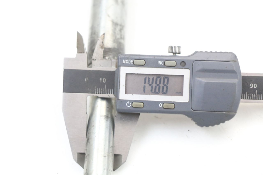 photo de AXE ROUE AVANT SUZUKI GZ MARAUDER 125 (1998 - 2004) - Gros plan technique