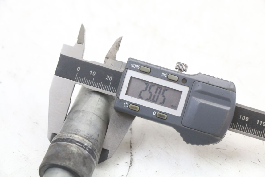 photo de AXE ROUE AVANT HONDA CBR F 1000 (1993 - 1996) - Gros plan technique