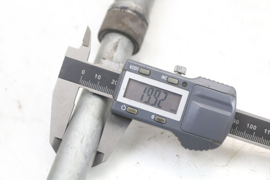 photo de AXE ROUE AVANT HONDA CBR F 1000 (1993 - 1996) - Vue d’ensemble