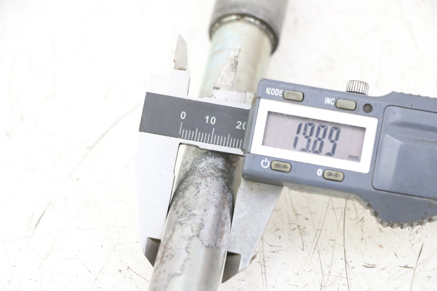 photo de AXE ROUE AVANT HONDA VT C2 SHADOW 750 (1997 - 2001) - Détail de la pièce