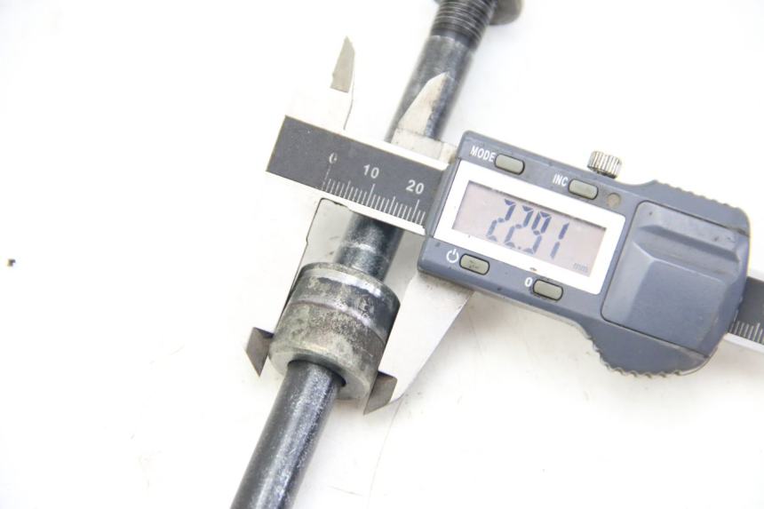 photo de AXE ROUE AVANT REVATTO IMPERATOR 125 (2007 - 2015) - Gros plan technique