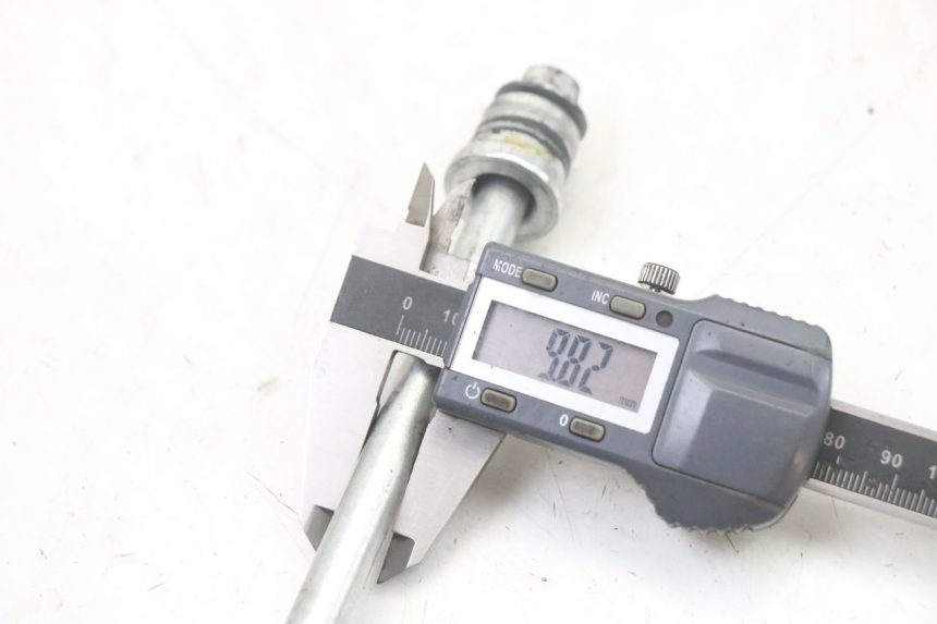 photo de AXE ROUE AVANT JM MOTORS MIA 50 (2017 - 2020) - Gros plan technique