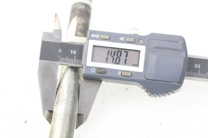 photo de AXE ROUE AVANT SYM JOYMAX 250 (2013 - 2017) - Gros plan technique