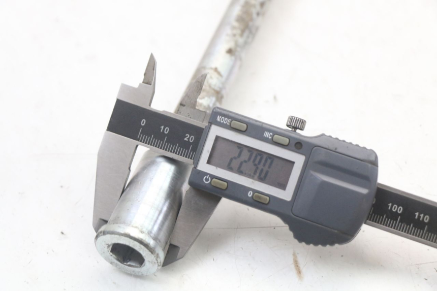 photo de AXE ROUE AVANT KAWASAKI GTR 1000 (1994 - 2004) - Autre angle de vue