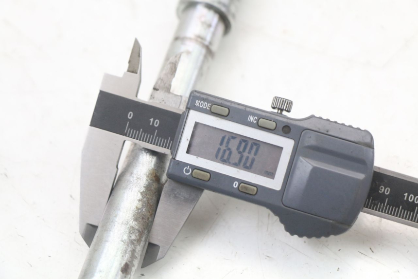 photo de AXE ROUE AVANT KAWASAKI GTR 1000 (1994 - 2004) - Gros plan technique