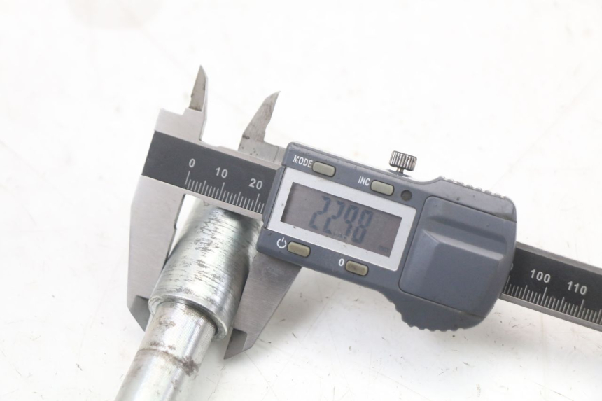 photo de AXE ROUE AVANT KAWASAKI GTR 1000 (1994 - 2004) - Vue d’ensemble