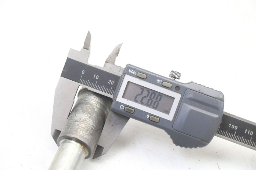 photo de AXE ROUE AVANT KAWASAKI ZR7 ZR-7 S 750 (1999 - 2004) - Autre angle de vue