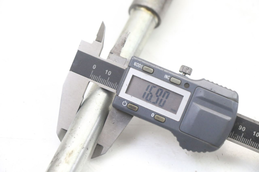 photo de AXE ROUE AVANT KAWASAKI ZR7 ZR-7 S 750 (1999 - 2004) - Gros plan technique