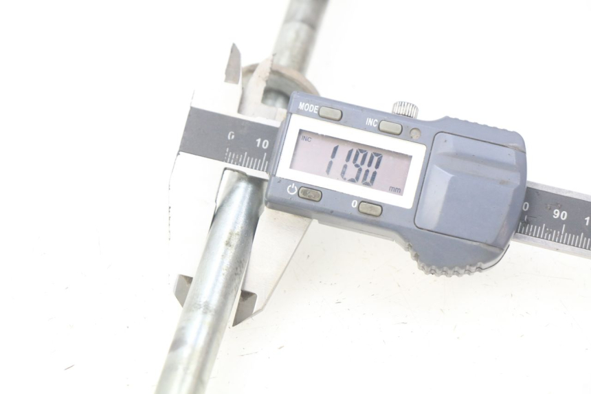 photo de AXE ROUE AVANT PEUGEOT KISBEE 2T 50 (2010 - 2017) - Autre angle de vue