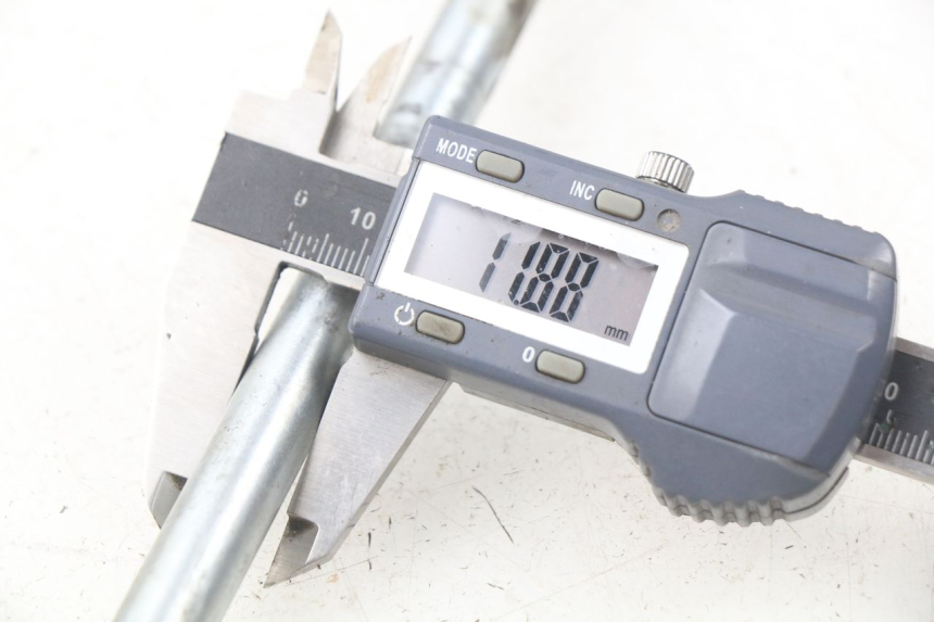 photo de AXE ROUE AVANT PEUGEOT KISBEE 4T 50 (2010 - 2017) - Autre angle de vue