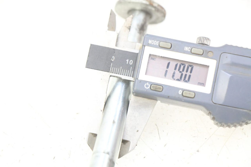 photo de AXE ROUE AVANT PEUGEOT KISBEE 4T 50 (2010 - 2017) - Autre angle de vue